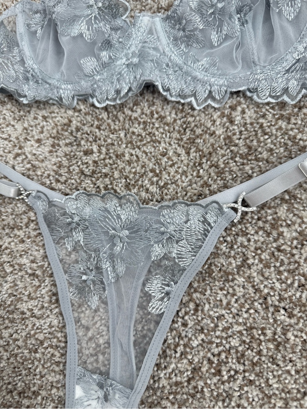 Lingerie set - Picture 2 of 2